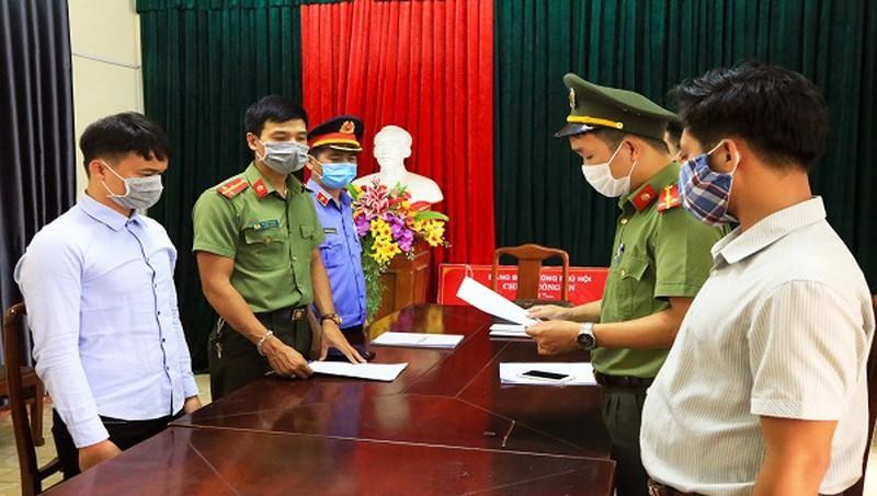 Đọc lệnh khởi tố vụ án và lệnh bắt tạm giam 2 đối tượng tổ chức cho người khác nhập cảnh trái phép.