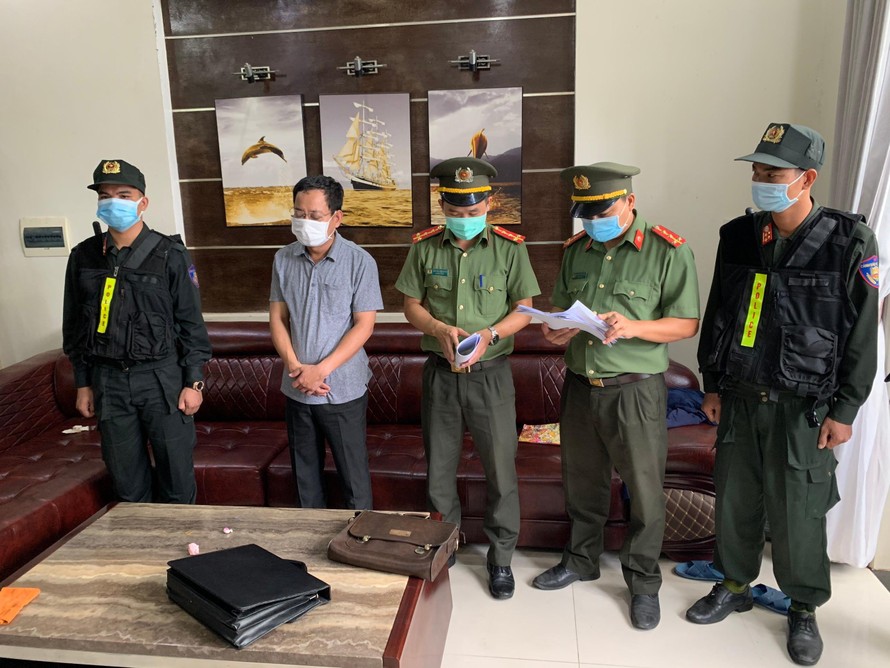 Ông Trần Xuân Long (thứ hai từ trái sang) bị bắt tạm giam về hành vi tham ô tài sản