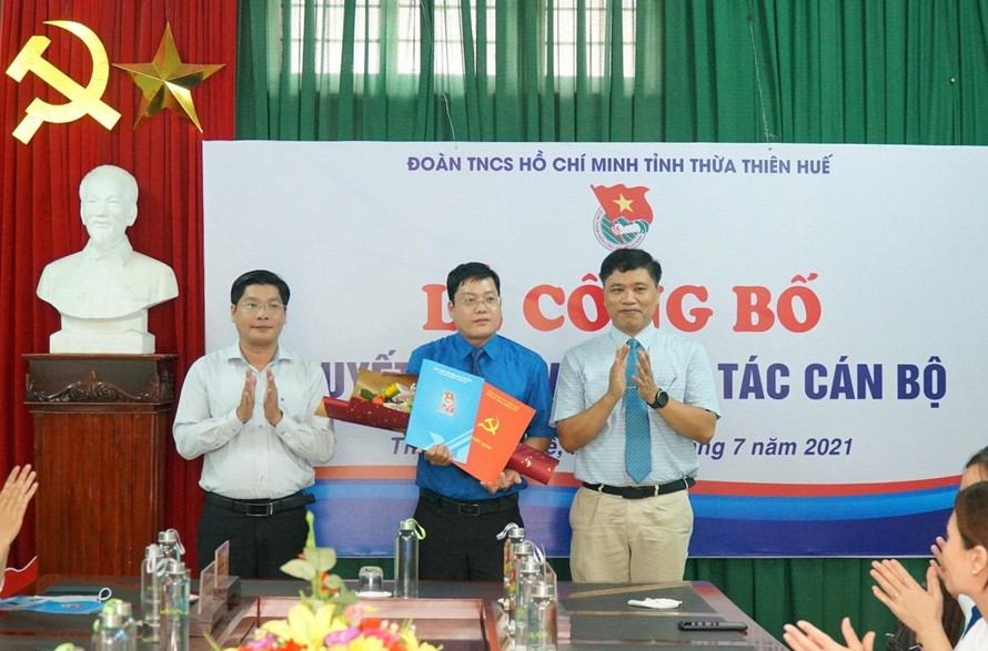 Anh Nguyễn Thanh Hoài (giữa) trở thành tân Phó Bí thư Tỉnh Đoàn TT-Huế