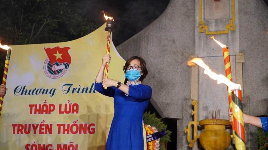 Chị Hoàng Thị Phương Hiền, Phó Bí thư Thường trực Tỉnh Đoàn TT-Huế, tiếp lửa cho ĐVTN tại chương trình "Thắp lửa truyền thống, sáng mãi niềm tin"