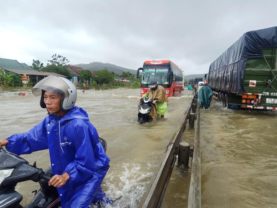 TT-Huế: Hồ chứa đồng loạt tăng mức xả lũ, Quốc lộ 1 ách tắc do ngập lụt