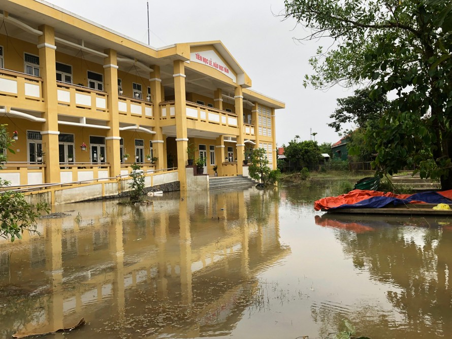 Một ngôi trường tại Quảng Điền, TT-Huế, vẫn bị nước lụt bao vây sáng 19/10.
