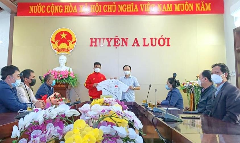 Cầu thủ U23 Việt Nam Hồ Thanh Minh tặng lại chiếc áo đấu có chữ ký các thành viên U23 Việt Nam cho quê hương A Lưới, TT-Huế (ảnh HP)