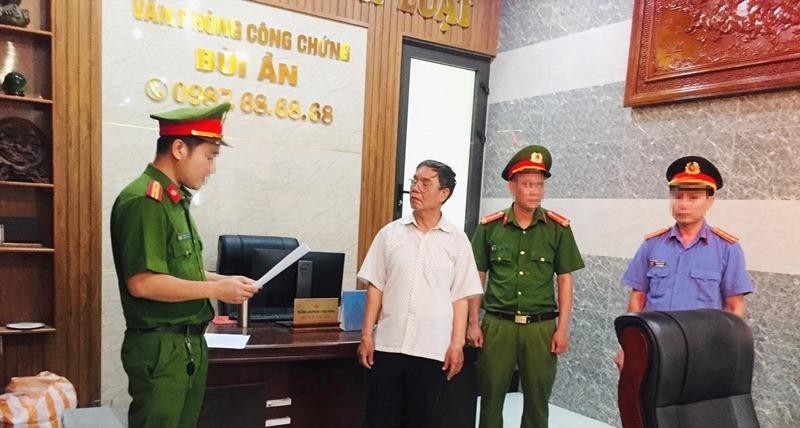 Cơ quan chức năng đọc lệnh bắt tạm giam ông Bùi Văn Ần . Ảnh CA