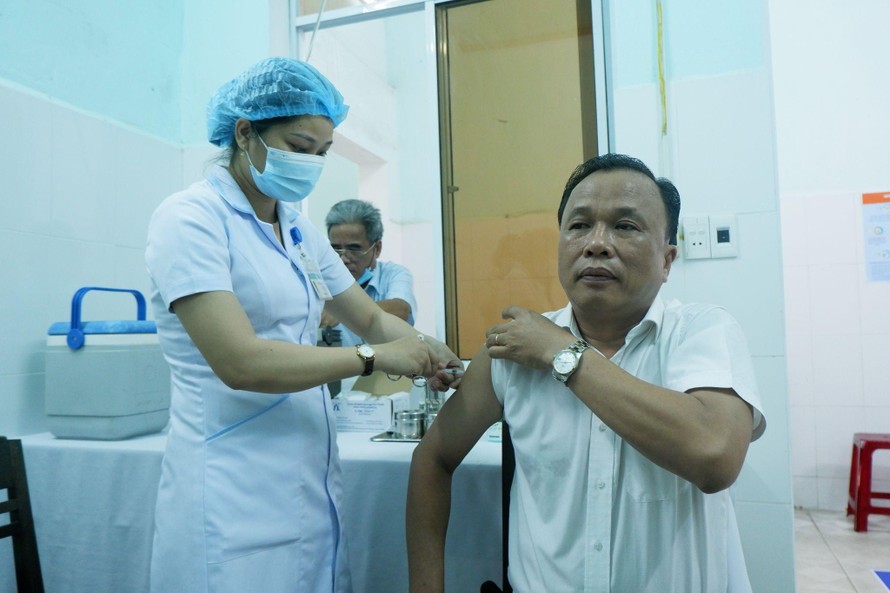 Ông Mai Văn Mười - Giám đốc Sở Y tế Quảng Nam tiêm vắc xin ngừa COVID-19.