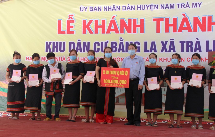 Phó Chủ tịch Quốc hội Nguyễn Đức Hải trao quà cho người dân tại buổi lễ. Ảnh H. Văn