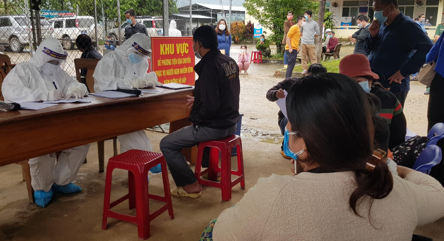 Lấy mẫu xét nghiệm COVID-19 tại huyện Nam Trà My, Quảng Nam.
