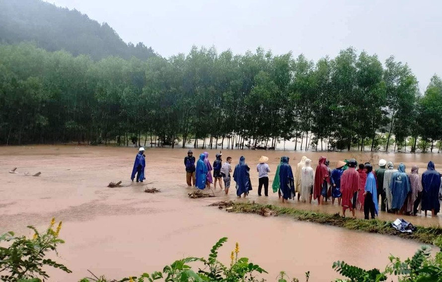 Lực lượng chức năng và dân sở tại nỗ lực tìm kiếm nam thanh niên bị lũ cuốn trôi mất tích tại vùng hạ du hồ khe Ngang (phường Hương Hồ, thị xã Hương Trà, TT-Huế)