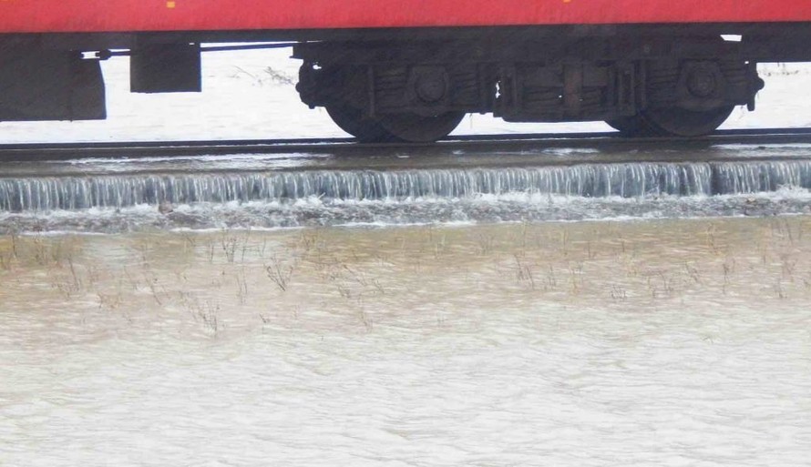Đường sắt bị ngập ảnh hưởng nghiêm trọng đến an toàn chạy tàu qua khu vực Hương Văn, Hương Trà, TT-Huế (ảnh minh họa)