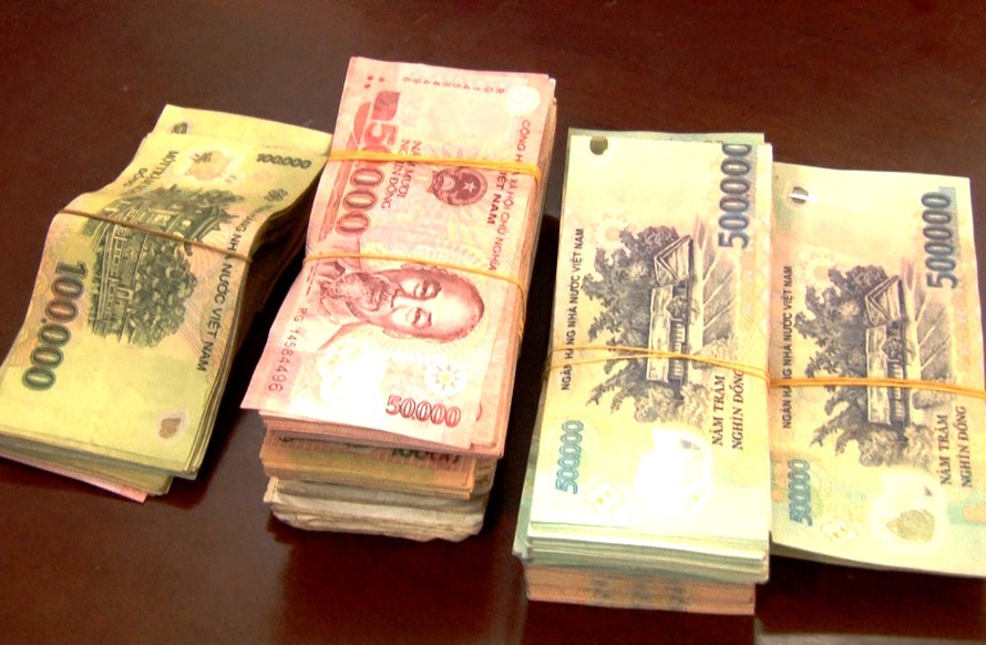 Bà Phùng Thị Cẩm Vân bất ngờ nhận lại số tiền hơn 125 triệu đồng này, sau khi sơ suất không khóa cốp xe nên bị kẻ gian lấy trộm