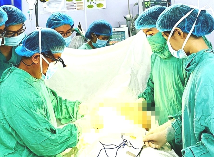 Phẫu thuật tháo hai túi ngực silicon ra khỏi cơ thể bệnh nhân.