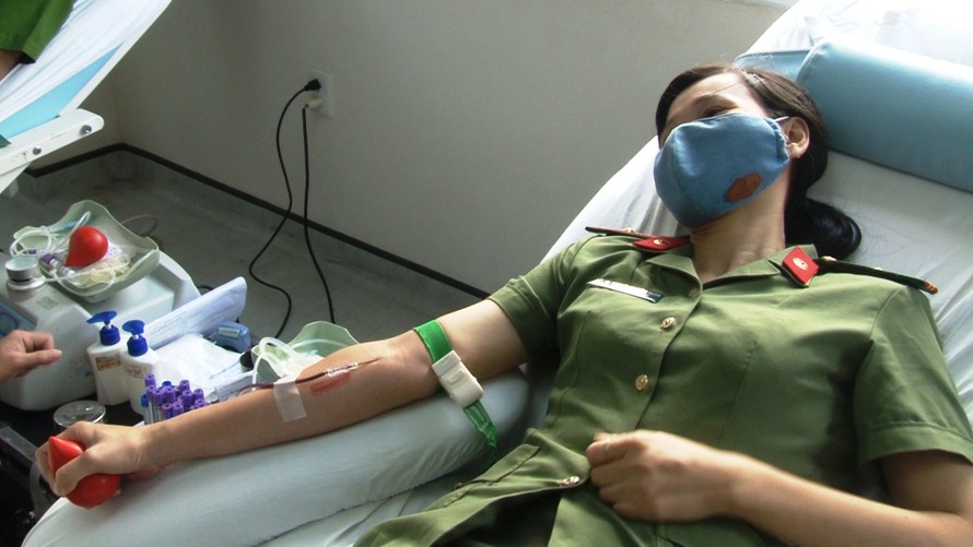 Cán bộ, chiến sĩ Công an TP Huế tích cực tham gia hiến máu tình nguyện ngay trước thềm kỳ nghỉ lễ 30/4 và 1/5.