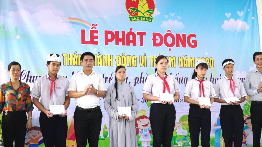 Trao học bổng hỗ trợ học sinh nghèo vượt khó học tốt tại lễ phát động Tháng hành động vì trẻ em năm 2002 tại TT-Huế.