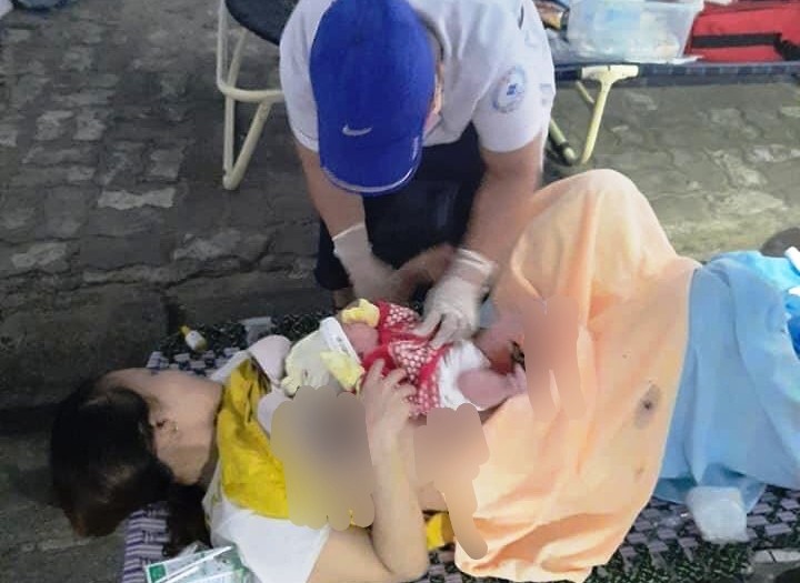 Thai phụ chuyển dạ sinh con hy hữu tại chốt kiểm soát y tế thuộc huyện Phú Lộc.
