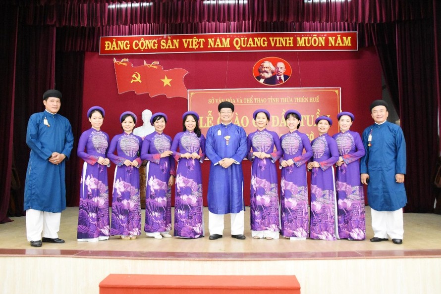Toàn bộ cán bộ, lãnh đạo, nhân viên khối cơ quan Văn phòng Sở Văn hóa - Thể thao tỉnh TT-Huế đều mặc trang phục áo dài truyền thống đến cơ quan làm việc trong ngày đầu tuần.