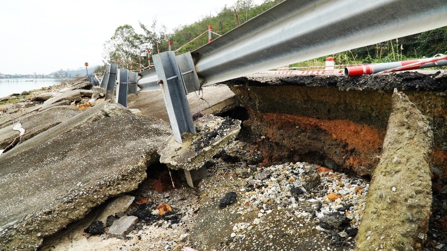 Đường Tây đầm Lập An tại Lăng Cô, TT-Huế, bị hư hỏng nghiêm trọng từ giữa tháng 11/2020 đến nay vẫn chưa được sửa chữa hay khắc phục, gia cố tạm thời.