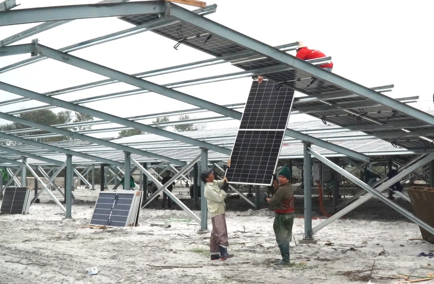 Công trình điện mặt trời khu vực trang trại tại TT-Huế áp lên khung nhà trại không có mái. Ảnh: Ngọc Văn