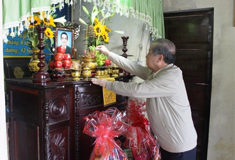 Chủ tịch UBND tỉnh TT-Huế Phan Ngọc Thọ thăm, thắp hương trước ban thờ liệt sĩ hy sinh khi làm nhiệm vụ cứu nạn, cứu hộ tại Rào Trăng.