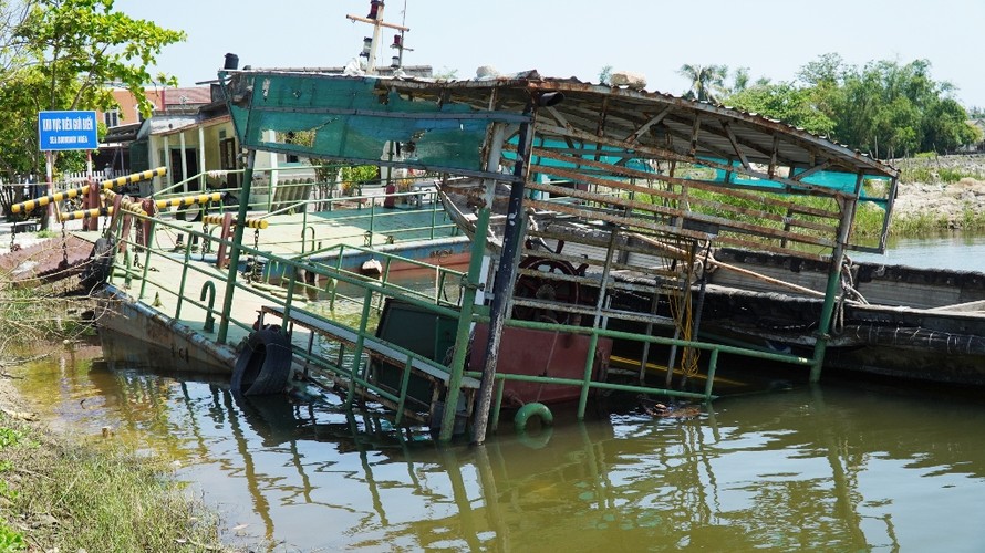 Đội phà tiền tỷ chìm giữa sóng nước Tam Giang.