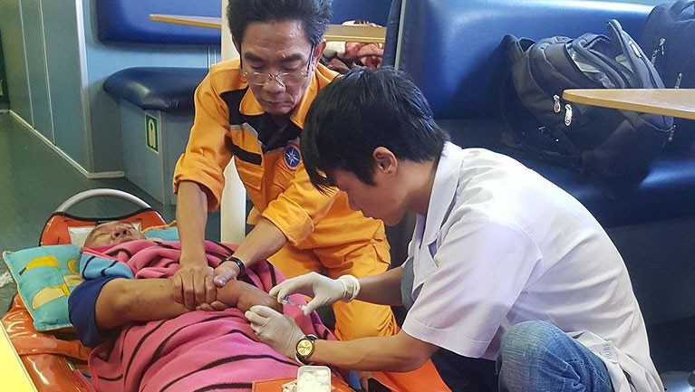 Bác sỹ 115 chăm sóc y tế tích cực cho thuyền trưởng Tạo sau ca cấp cứu