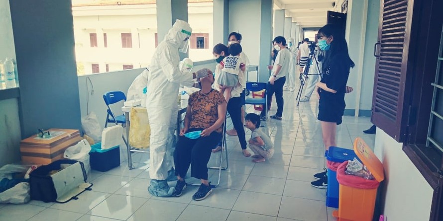 Ngành y tế Quảng Nam lấy mẫu xét nghiệm công dân tại khu cách ly