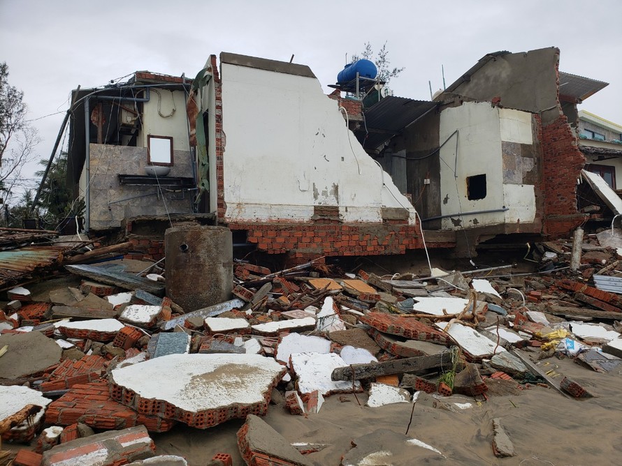 7 ngôi nhà của người dân ở ven biển Hội An bị đánh sập.