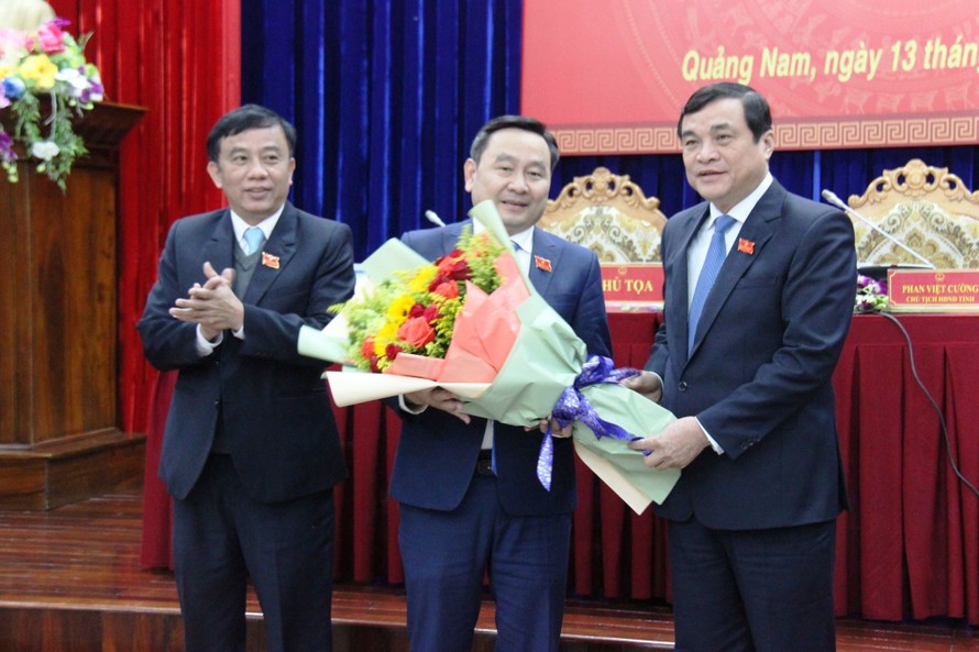 Ông Nguyễn Công Thanh (giữa) là tân Phó Chủ tịch HĐND tỉnh Quảng Nam. 