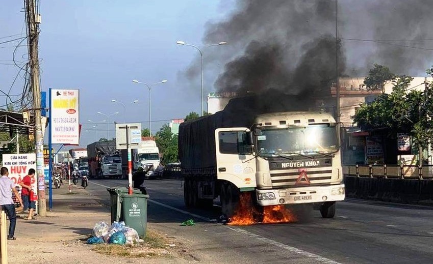 Xe tải bốc cháy dữ dội khi đang lưu thông, tài xế thoát chết