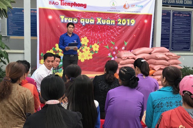 Báo Tiền Phong trao quà tết vùng đất mũi Cà Mau
