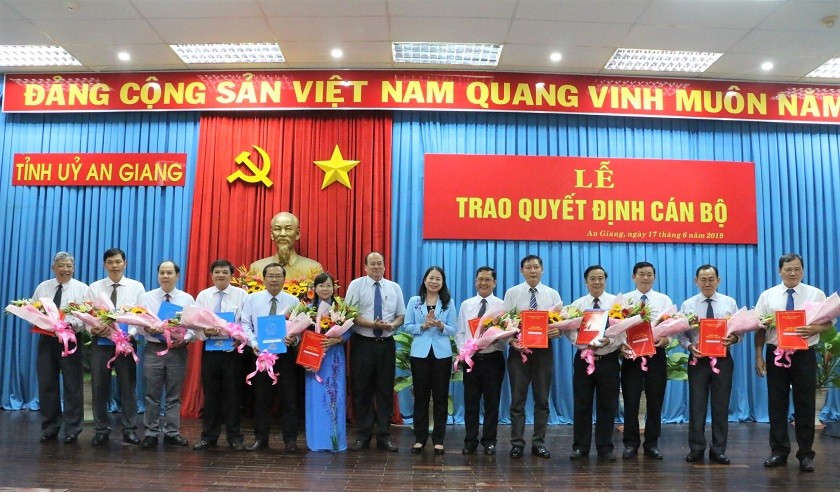Bí thư Tỉnh ủy An Giang Võ Thị Ánh Xuân cùng Chủ tịch UBND tỉnh An Giang Nguyễn Thanh Bình trao các quyết định điều động, bổ nhiệm cán bộ.
