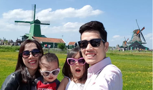 Gia đình anh Trà ở Hà Lan trong chuyến đi châu Âu 2018. Ảnh: Tra Vu.