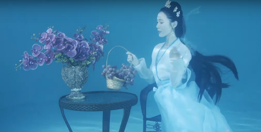 'Nàng tiên cá' Trung Quốc múa hát dưới nước đẹp như tranh vẽ