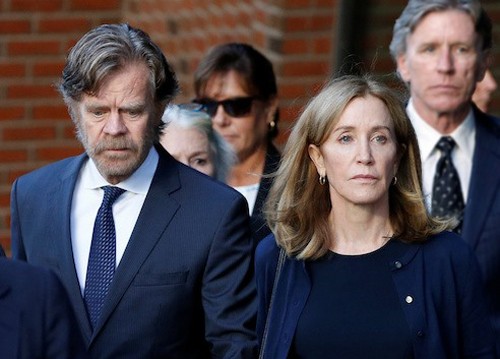 Felicity Huffman cùng chồng (trái) tới phiên xét xử tại tòa án Boston. Ảnh: Reuters.
