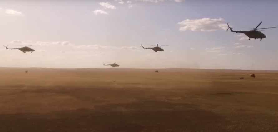 Cận cảnh trực thăng Mi-8 đưa hàng loạt pháo phản lực D-30 bay lơ lửng trên trời