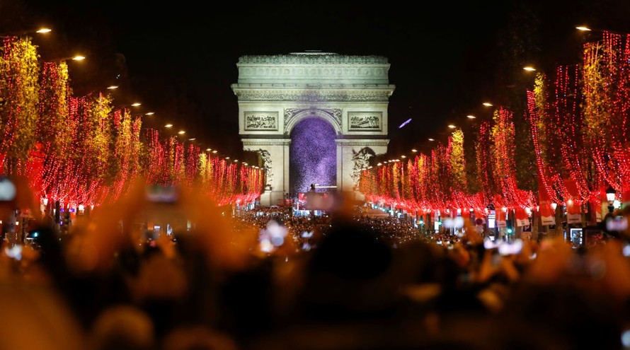 Khải Hoàn Môn ở Paris lung linh trong ánh đèn trước thềm Giáng sinh. Ảnh: Reuters