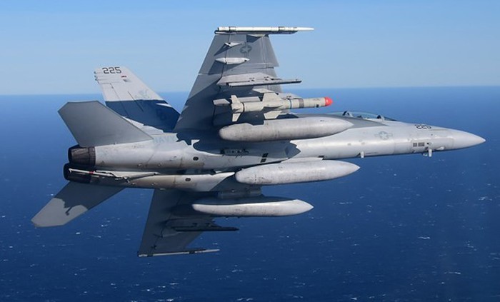 Tiêm kích F/A-18 Hải quân Mỹ thử tên lửa Harpoon Block II+ ở California, tháng 11.2015 - Ảnh: Hải quân Mỹ