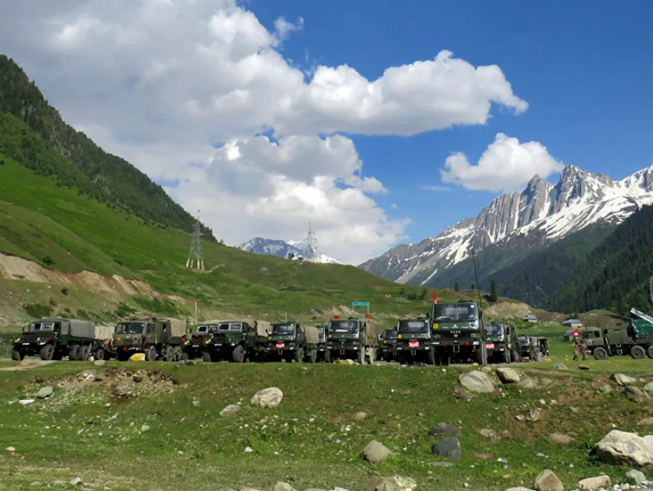 Binh sĩ cùng xe tải của Ấn Độ tại một trại quá cảnh tạm thời trước khi hướng tới Ladakh hôm 16-6. Ảnh: REUTERS