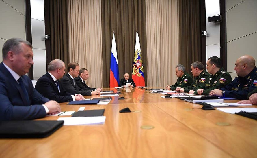 Hình ảnh chính thức từ cuộc họp ngày 11 tháng 11 năm 2020 tại Điện Kremlin, với Tổng thống Nga Vladimir Putin ngồi chính giữa.