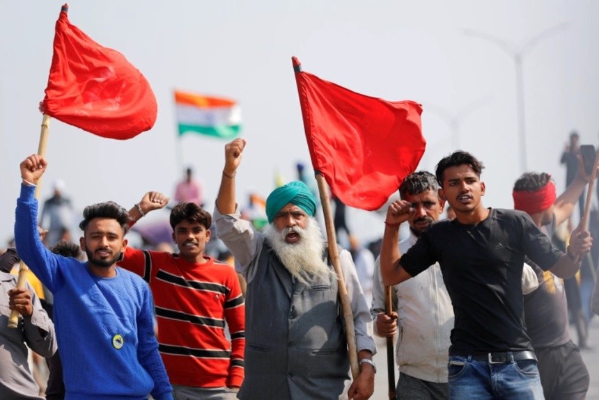 Nông dân Ấn Độ phong tỏa đường vào New Delhi vào ngày 6/3 để đánh dấu 100 ngày biểu tình. Ảnh: Reuters.