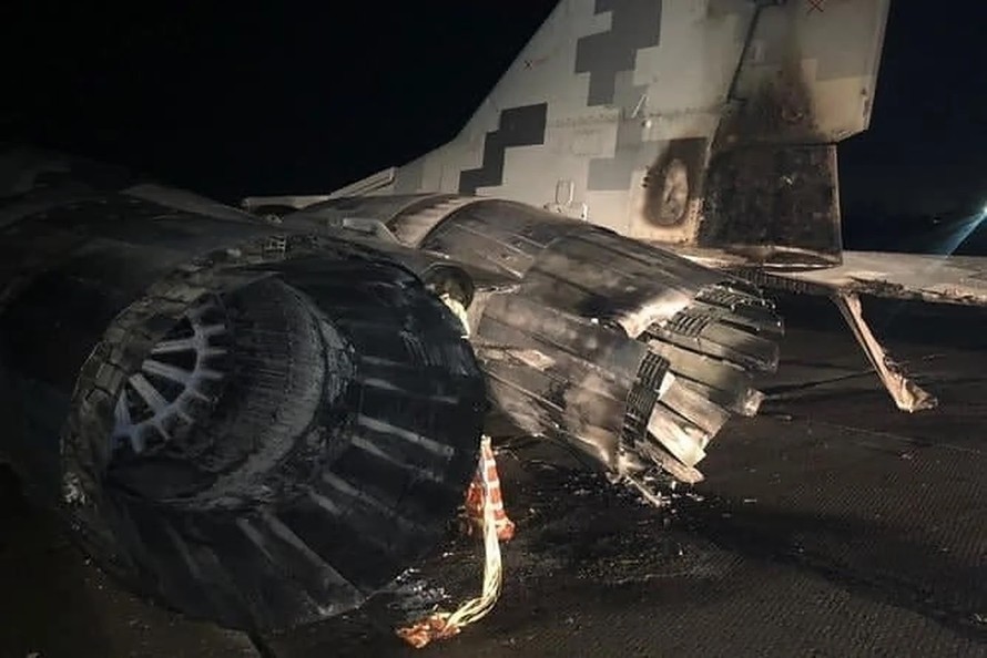Sĩ quan Ukraine say rượu lái ô tô đâm nát đuôi tiêm kích MiG-29 