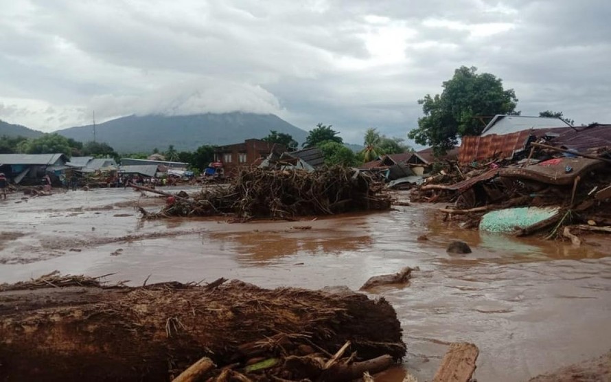 Lũ lụt và sạt lở tại huyện Đông Flores, Indonesia. (Ảnh: Cơ quan Quản lý thảm họa Đông Flores)