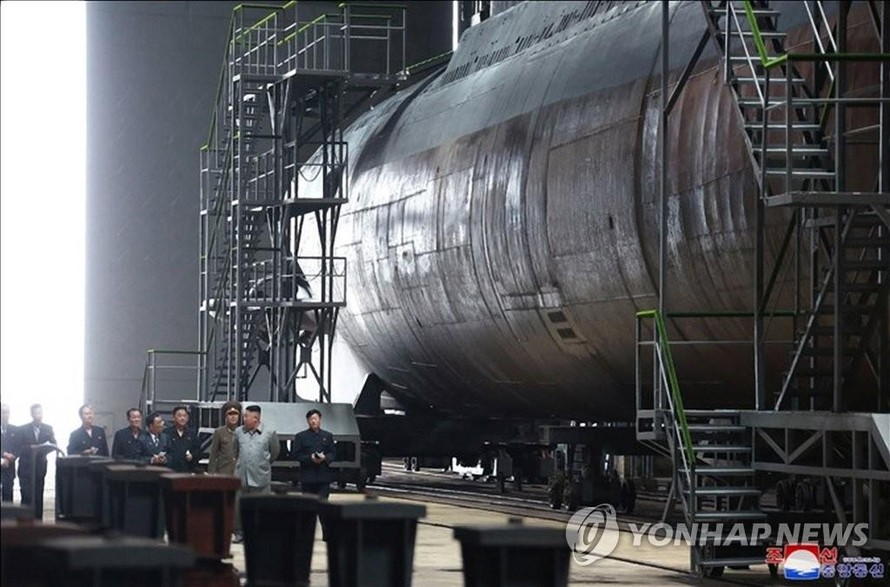 Nhà lãnh đạo Triều Tiên Kim Jong-un thị sát một tàu ngầm mới đóng. Ảnh: Yonhap