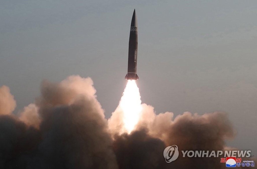 Một loại lửa tên đường chiến thuật mới được phóng từ thị trấn Hamju, tỉnh Nam Hamgyong của Triều Tiên, vào ngày 25/3/2021. Ảnh Yonhap