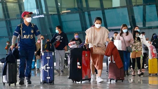 Nhu cầu đi lại của người dân Ấn Độ gia tăng đột biến bất chấp giá vé và chi phí đội lên trước khi lệnh cấm bay giữa Ấn Độ và UAE. Ảnh: Reuters.