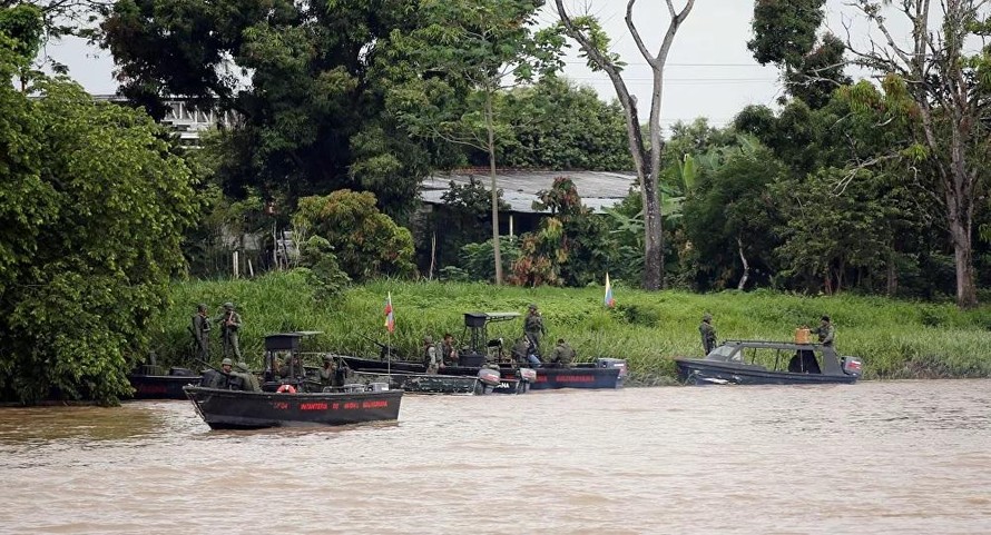 Binh sĩ Venezuela tuần tra trên sông Arauca, biên giới Venezuela-Colombia. Ảnh: Reuters