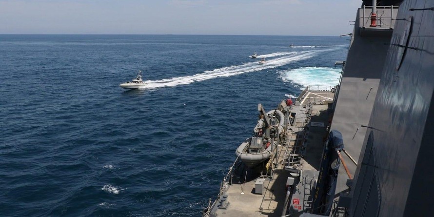 Các tàu của IRCG chạy gần các tàu tuần duyên Mỹ trên Vịnh Ba Tư hồi tháng 4/2020. Ảnh: Reuters