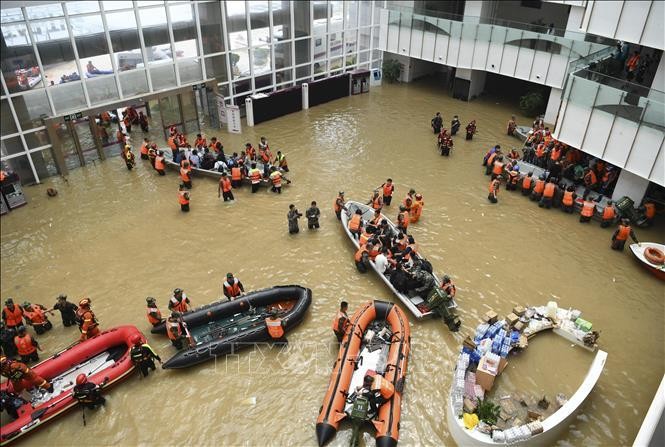 Lực lượng cứu hộ sơ tán bệnh nhân tại bệnh viện bị ngập lụt sau mưa lớn tại Trịnh Châu, tỉnh Hà Nam, Trung Quốc, ngày 22/7/2021. Ảnh: THX/TTXVN