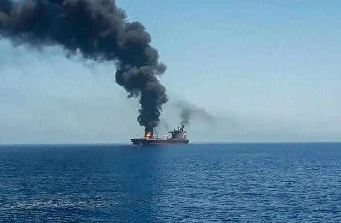 Một tàu chở dầu bị tấn công trên biển Ả-rập. Ảnh: Jerusalem Post.