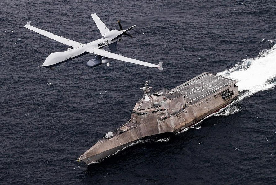 Một máy bay không người lái MQ-9 Sea Guardian bay trên tàu tác chiến cận bờ USS Coronado thuộc Hạm đội Thái Bình Dương.