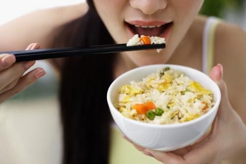 Những sai lầm nghiêm trọng khi ăn cơm có thể khiến bạn rước bệnh vào thân